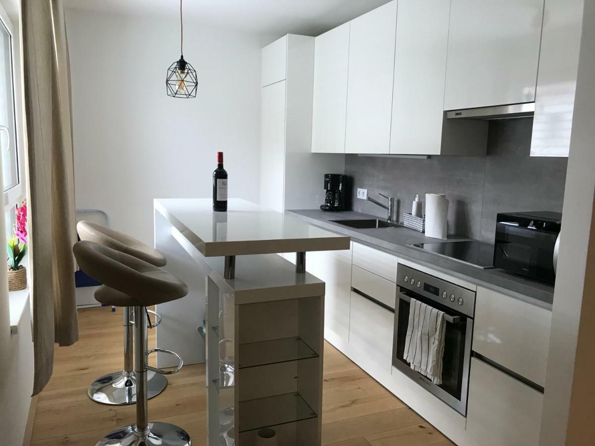 Апартаменты Spacious, Modern 1-Bdrm Apt Near Vic & Austria Ctr Вена Экстерьер фото