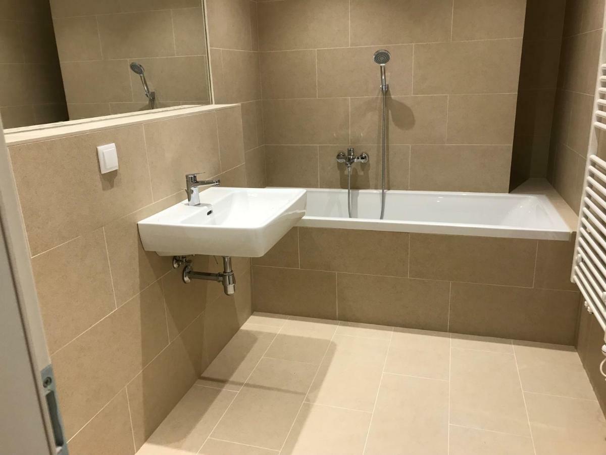 Апартаменты Spacious, Modern 1-Bdrm Apt Near Vic & Austria Ctr Вена Экстерьер фото